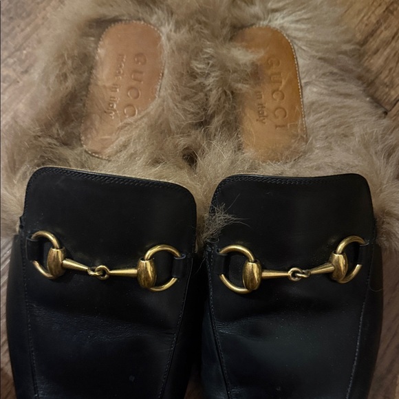 Gucci Black Leather Mules with Fur and Gold Accents - Picture 5 of 7